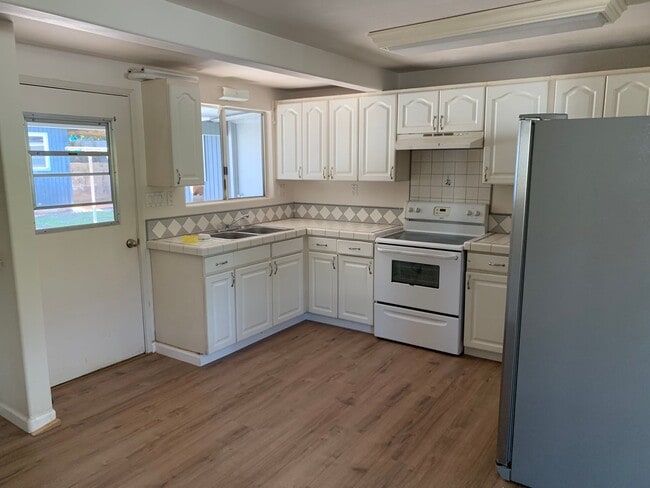 Building Photo - 571 Maalo St