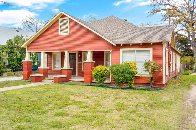 great front patio for sitting - 2511 Lipscomb St