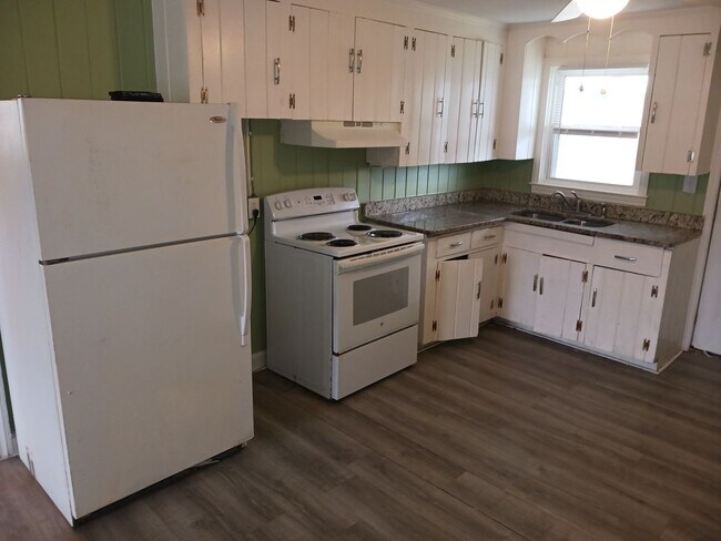 Building Photo - ONE MONTH FREE with eighteen-month lease.Walk to the Beach! Two Bedroom Condo! Available Now!