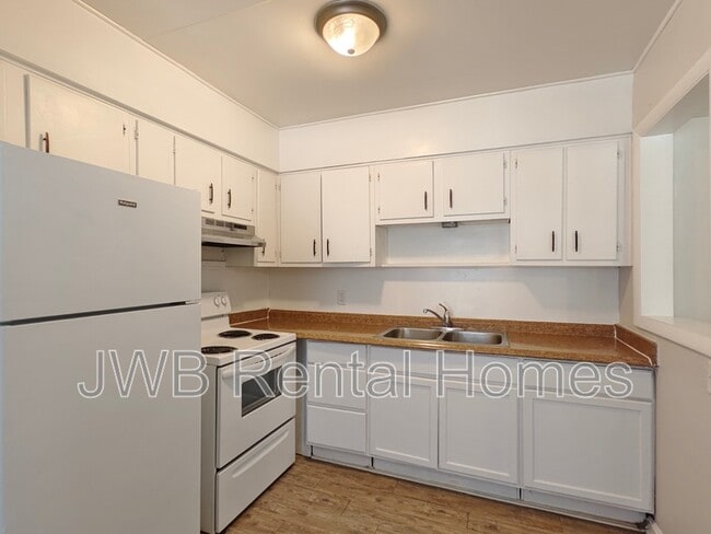 Building Photo - 1164 Glencarin St