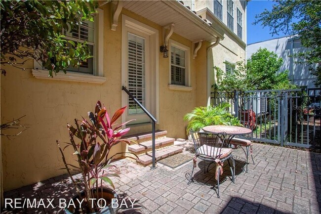 Building Photo - 418 S Habana Ave