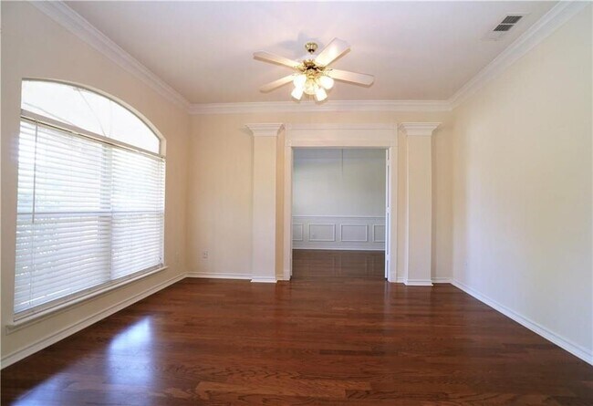 Building Photo - 1305 Canterbury Ct