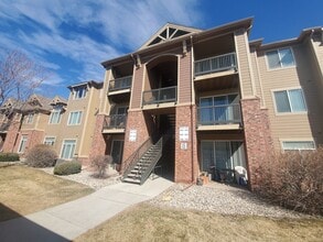 Building Photo - 2 bed 2 Bath Condo with Community Pool!