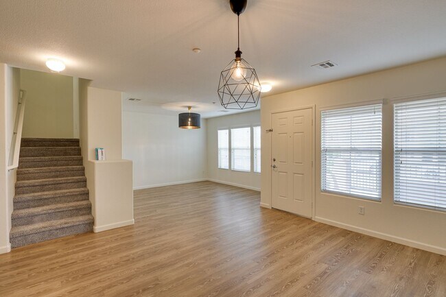 Foto del edificio - ** COMING SOON ** Charming 3-Bedroom Townhome in 89044 with Gated Porch, Walk-In Pantry & Spaciou...