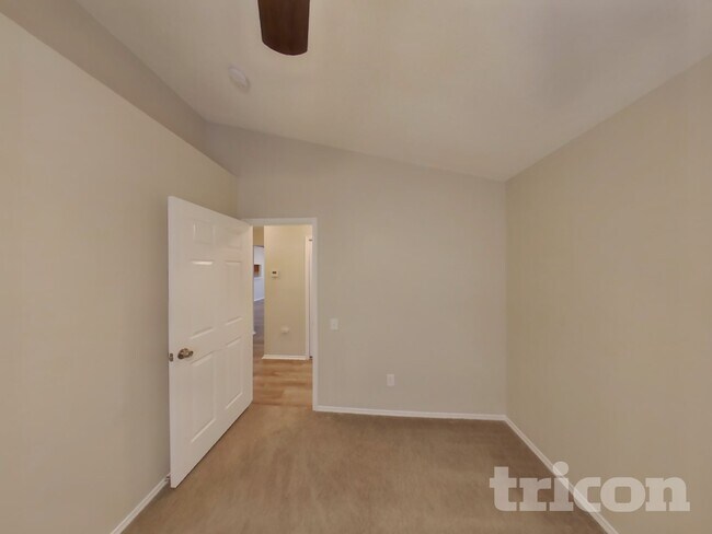 Building Photo - 2628 Dahlia Dr