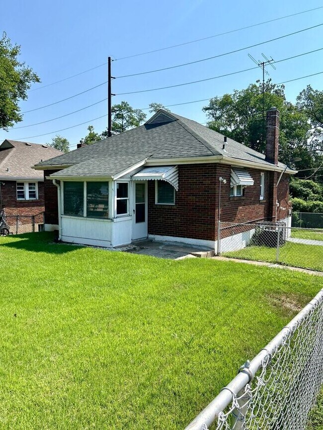 Building Photo - Beautiful Rent Ready 2 Bed 1 Bath Home!