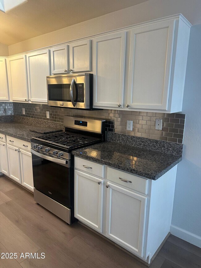 Foto del edificio - 8824 W Adam Ave