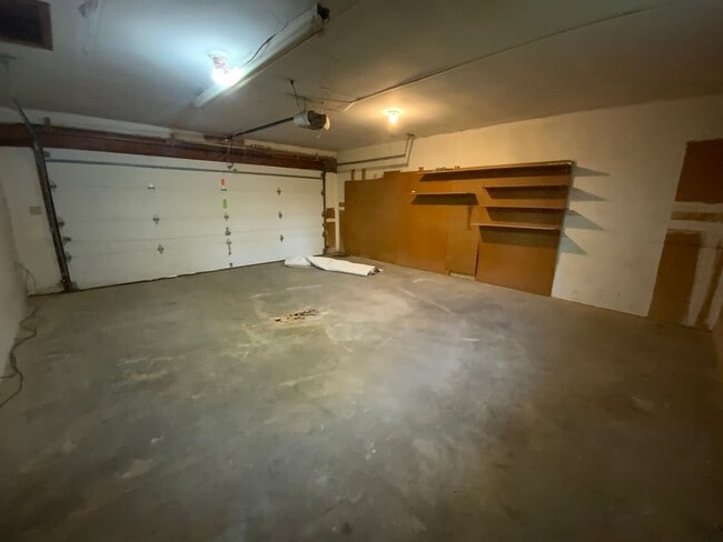 Building Photo - Large 4 Bedroom/3 Bath House with Basement!