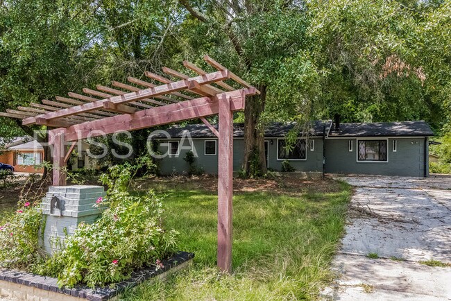 Building Photo - 8635 Hickory Ln