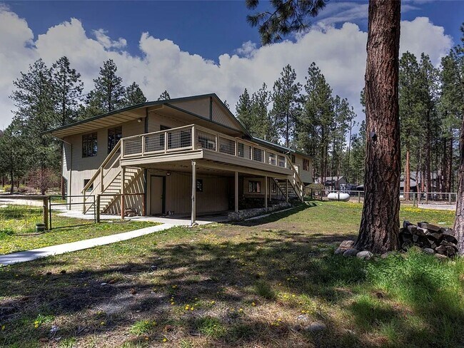 Foto del edificio - Beautiful spacious 3 bed, 3 bath home situated on 2.53 private acres in Stevensville.