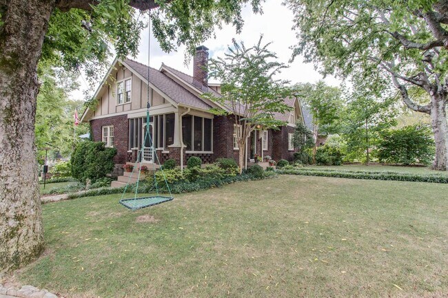 Foto del edificio - CHARMING RENOVATED TUDOR | WALK TO VANDERBILT & BELMONT
