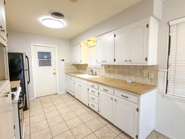 Building Photo - 3-bedroom Near Marsha Sharp & Loop 289!
