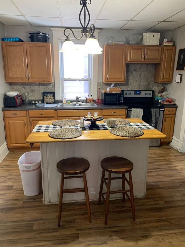 Kitchen - 304 Highland Ave