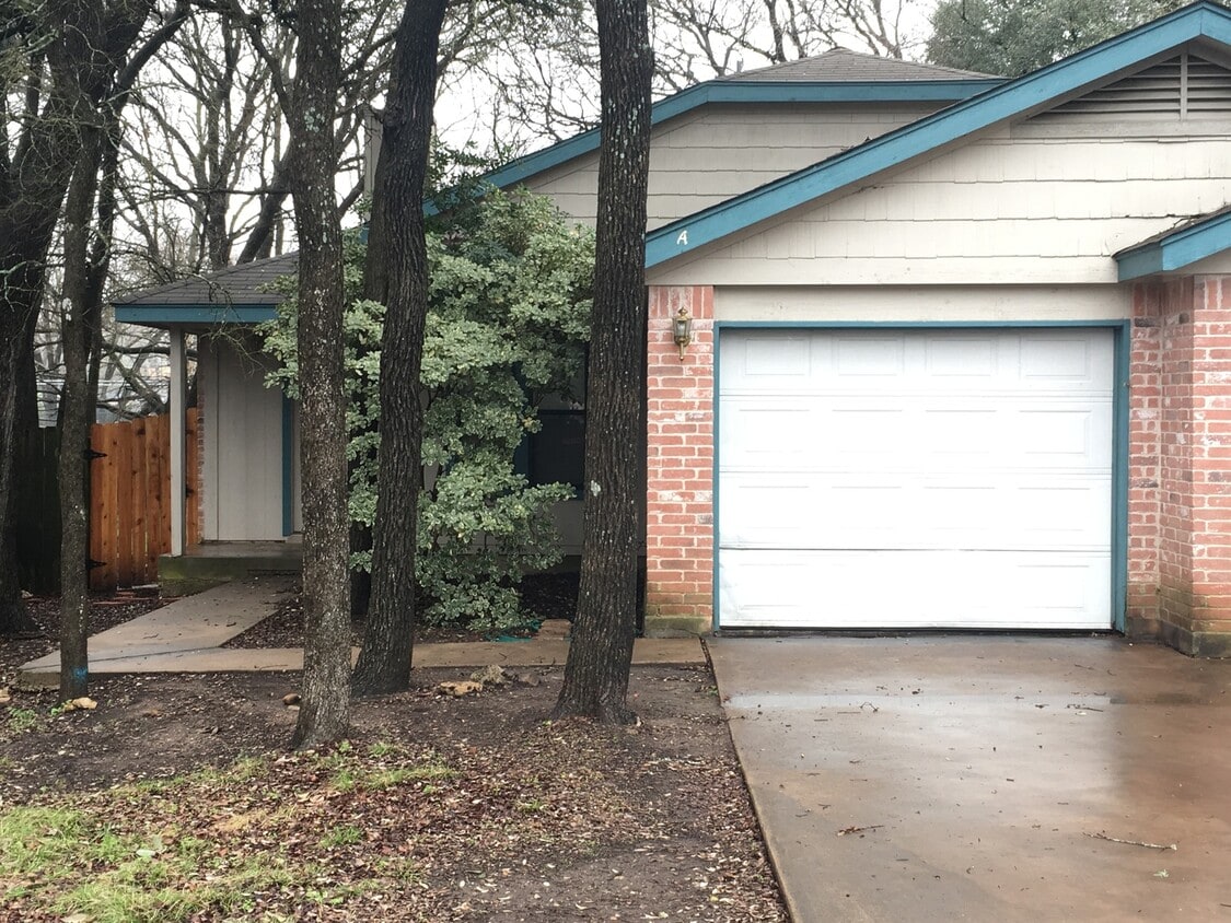 Primary Photo - Nice 2/2 - 1 car garage Duplex on a heavil...