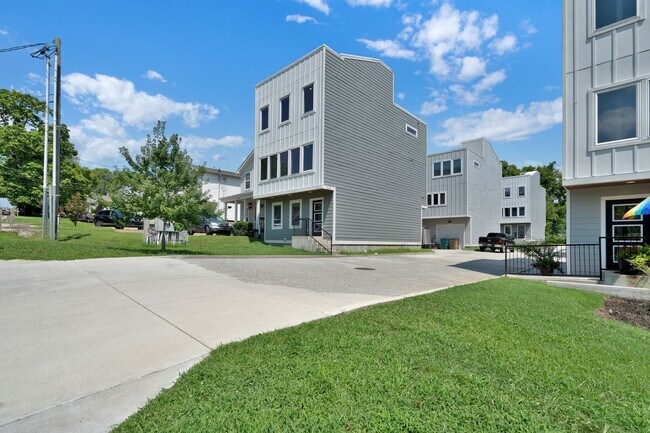 Foto del edificio - Modern Living In East Nashville!
