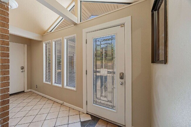 Building Photo - Five-bedroom in Kent, Scenic Hill Neighbor...
