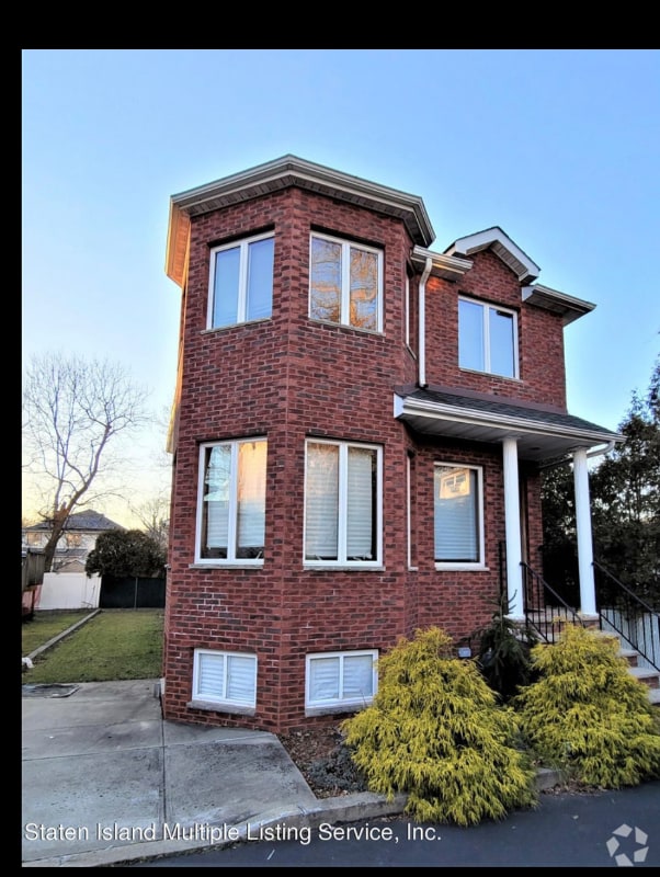 Building Photo - 70 Bayview Ave