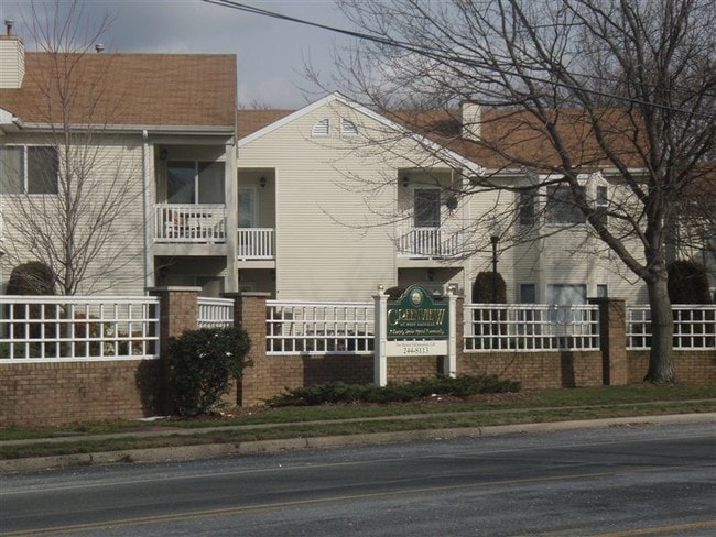 Building Photo - 1 Greenview Cir