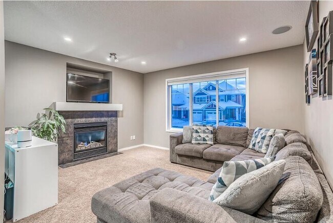Photo du bâtiment - Beautiful 4 Bd/3/5 Bath Home, with Ovrszd ...