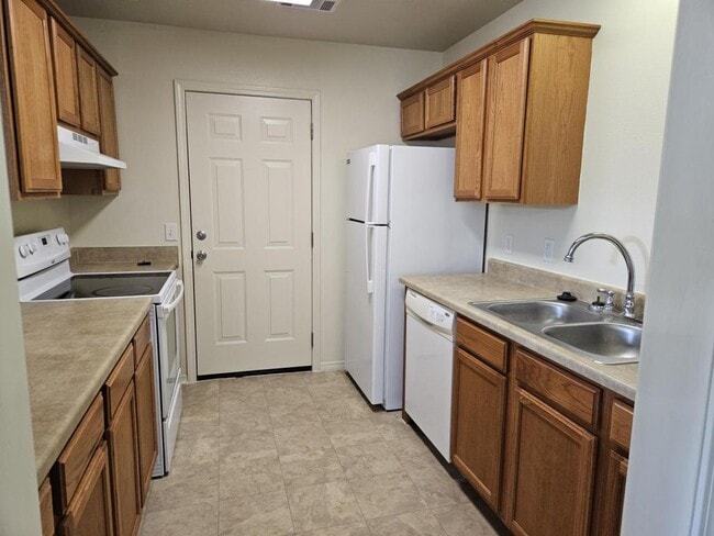 Building Photo - 1390 W Red Oak St