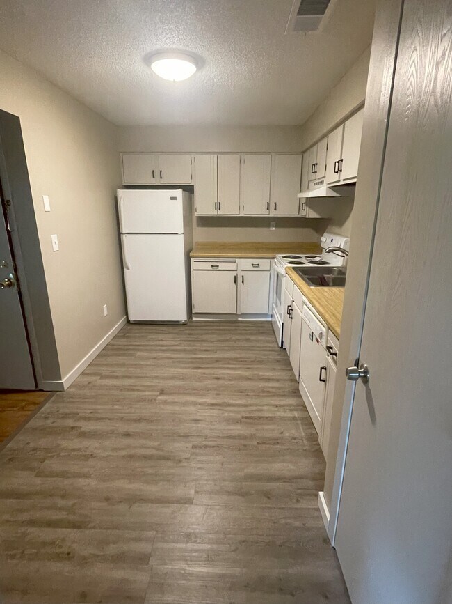 Kitchen - 16075 Joplin Ave