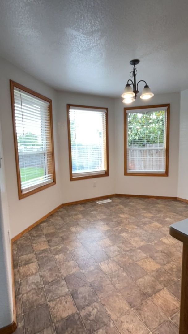 Building Photo - 3 Bedroom 2 Bath Single Family Home with 2...