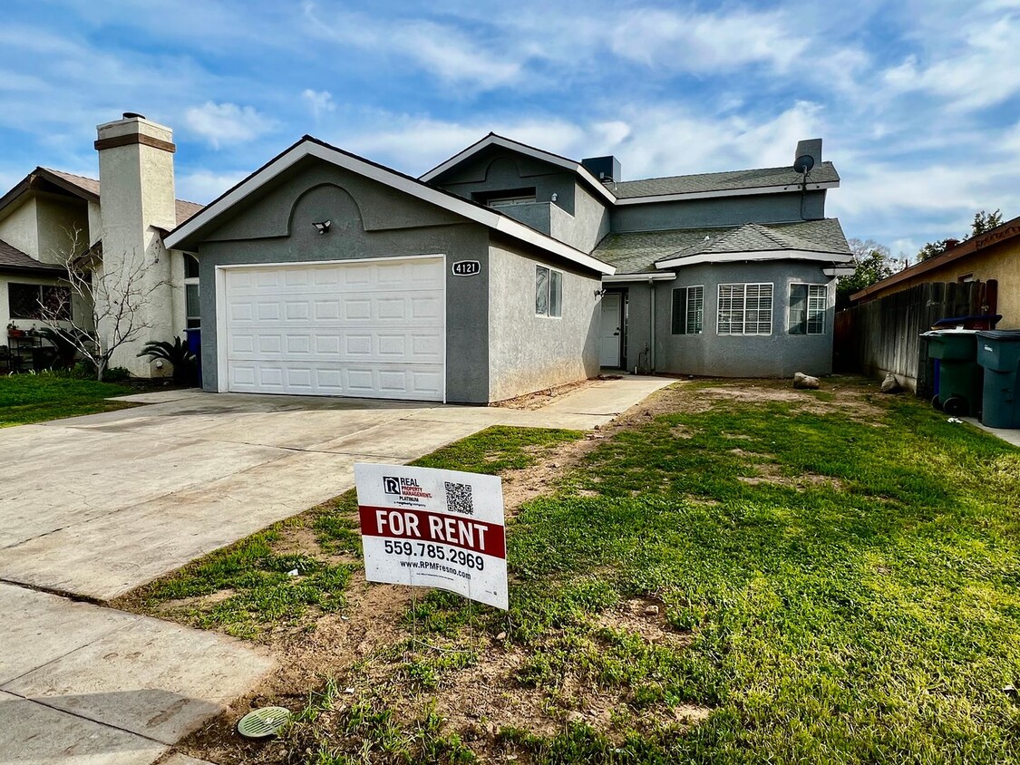 Foto principal - $2,200 Shields & Brawley, 3 Bedroom 2 Bath...