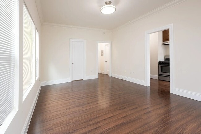 Building Photo - 618 S New Hampshire Ave