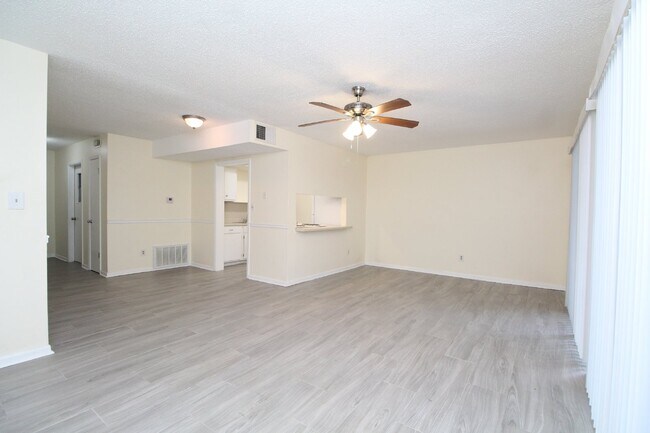 Foto del edificio - Updated 3 bed 2.5 bath Townhome  ~ Close t...