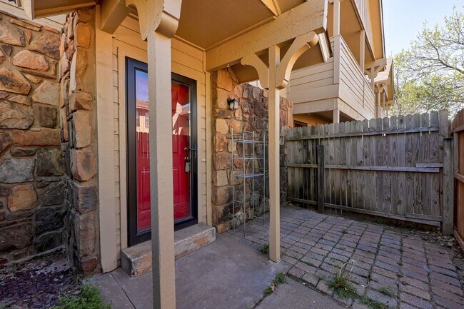 Foto del edificio - Spacious 2BD/2.5BTH Home Minutes away from...