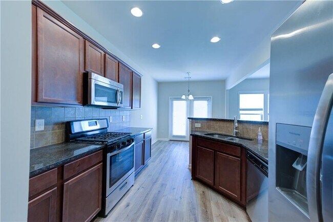 Foto del edificio - 4910 Breezewood Cir