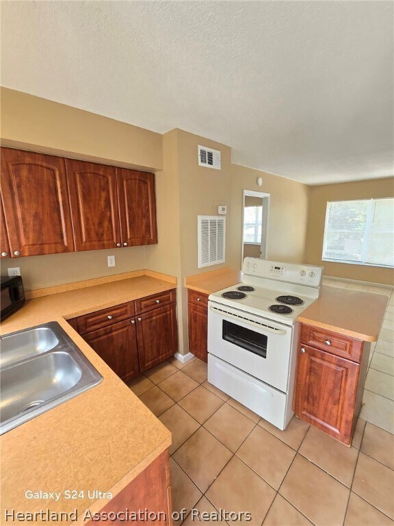 241 S Commerce Ave Unit 204, Sebring, FL 33870 Room for Rent in