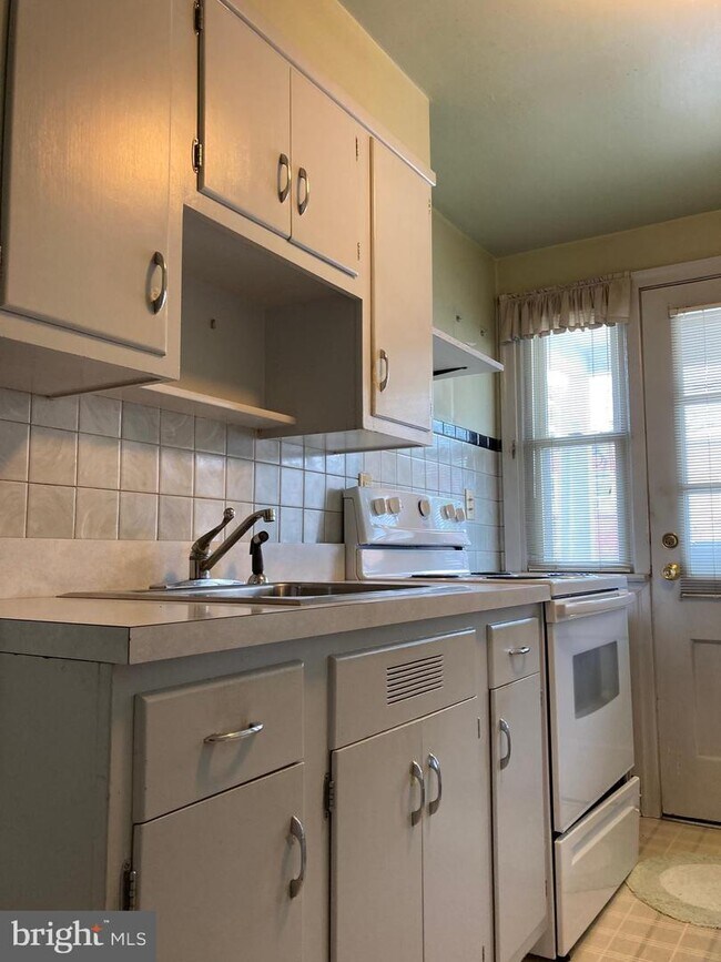 Foto del edificio - 2422 Adrian St