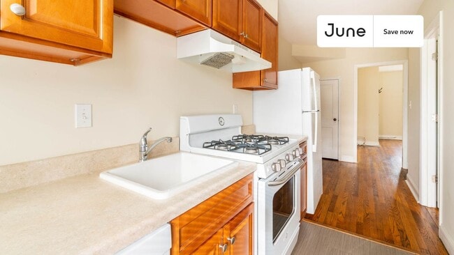 Building Photo - 711 Kearny St NE