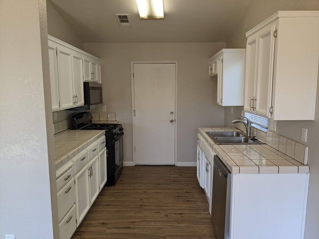 Foto del edificio - Nice 3 bedroom home, recently updated offe...