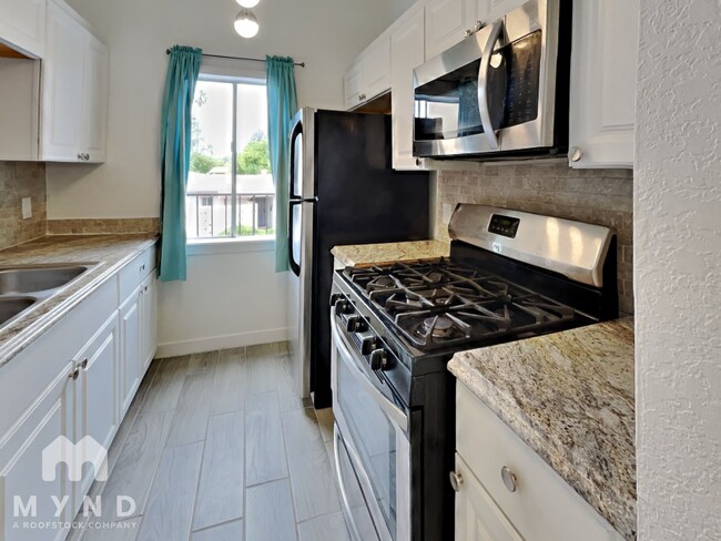 Foto del edificio - 828 S Langley Ave Unit 203