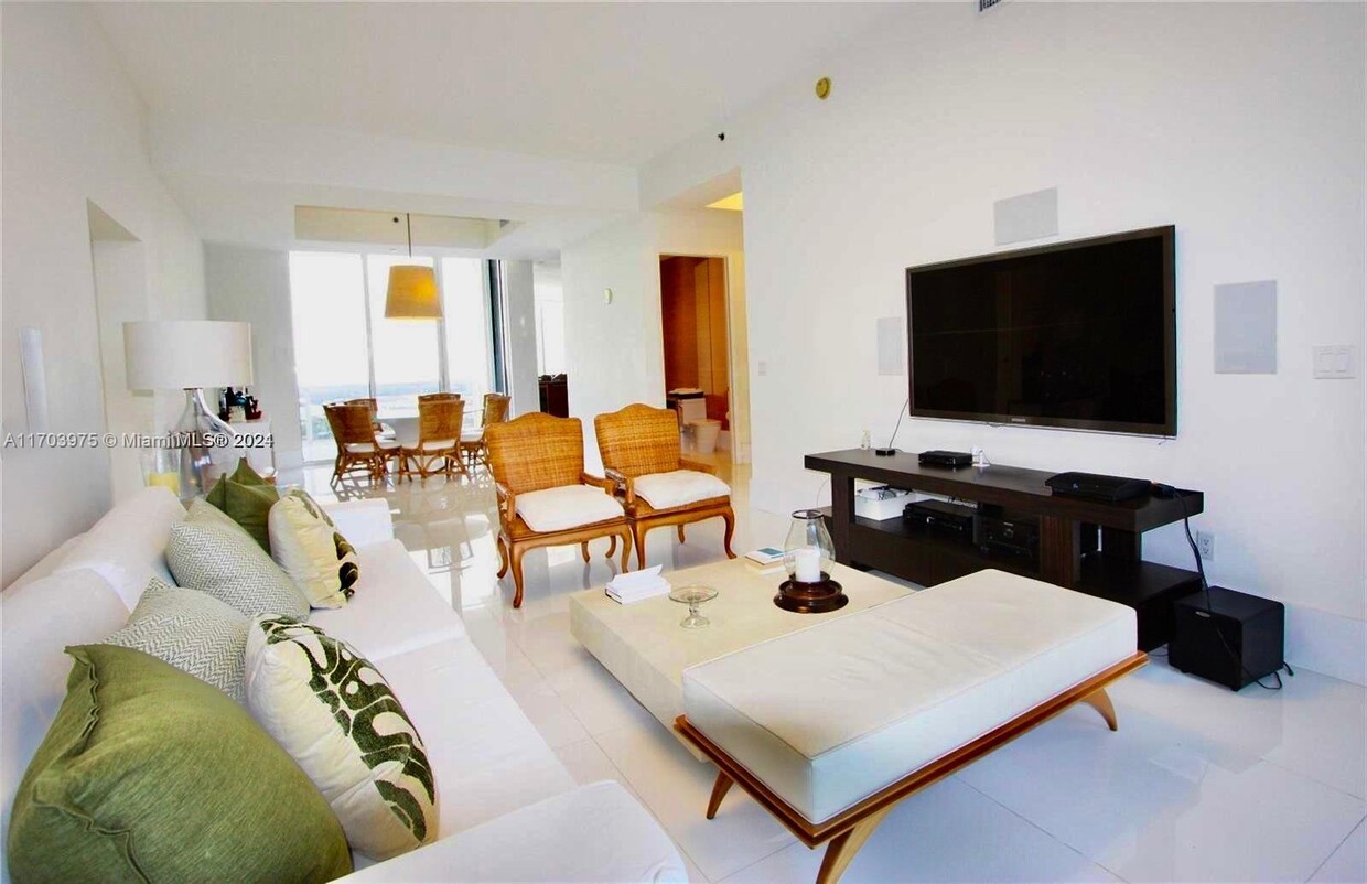 Foto principal - 15811 Collins Ave