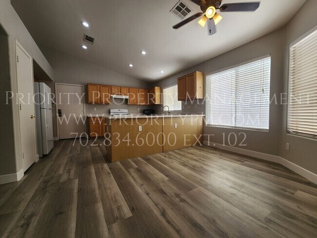 Foto del edificio - Northwest SINGLE STORY !   3 Bed/2 Bath