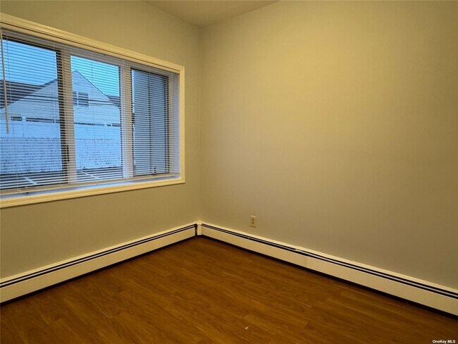 Building Photo - 452 E Park Ave