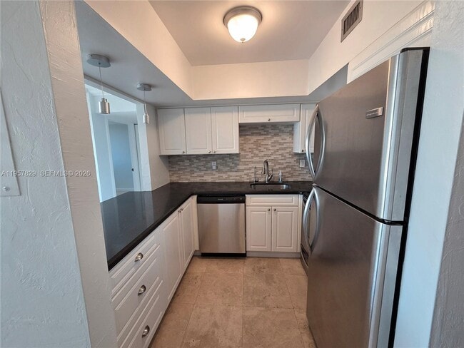 Building Photo - 2715 Tigertail Ave