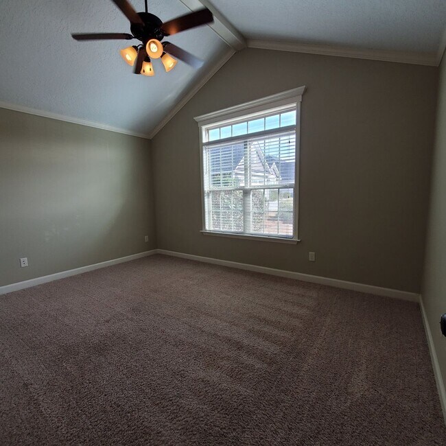 Foto del edificio - Modern Elegance in Nelson Hill: 4BR/2BA Oasis with Wood Floors, Fenced Yard, and Pet-Friendly Perks!