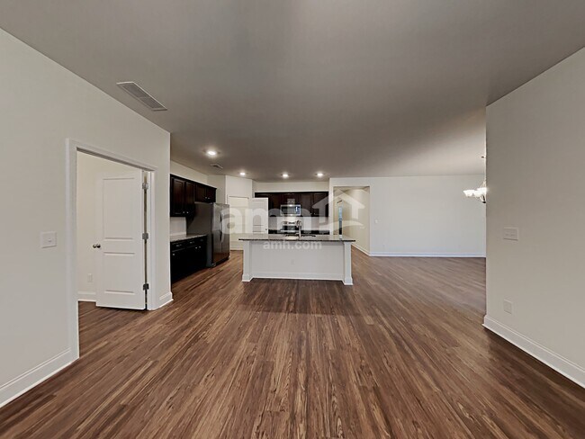 Foto del edificio - 7055 Creeksong Dr