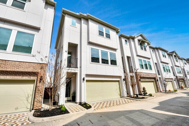 Building Photo - 8320 Brecha Ln