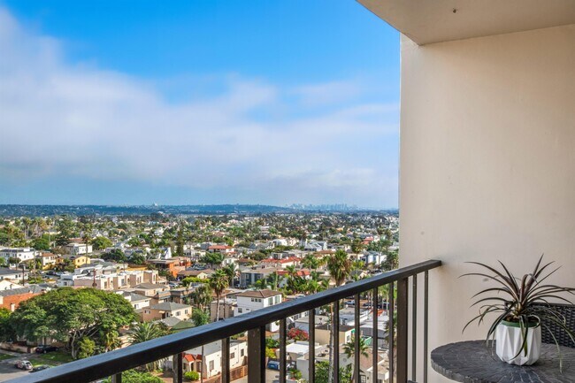 Foto del edificio - 4944 Cass St
