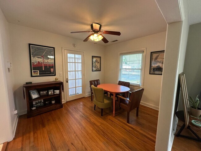 Building Photo - 3 BED | 1 BATH | SPACIOUS GATED BACKYARD |...