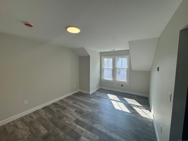 Building Photo - 267 Hebron Ave