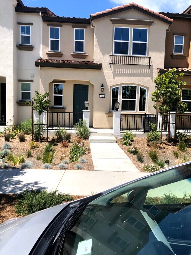 17045 Laurel Rd, Hill, CA 95037 Townhome Rentals in