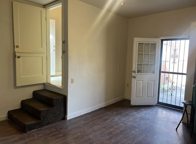 Building Photo - 1102 W 6th Ave