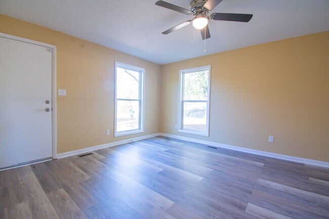 Building Photo - 3 Bedroom 2 Bathroom Fully Updated!!