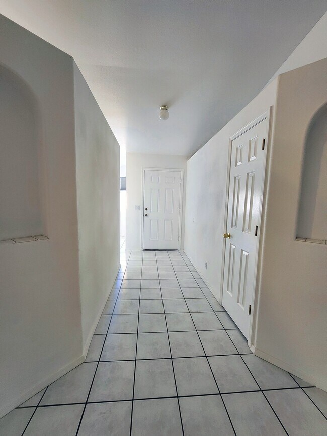 Entrada - 1399 Bentley Blvd